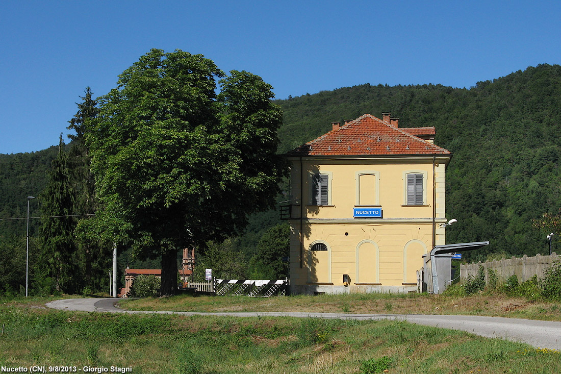 Singolarit architettoniche in stazione - Nucetto.