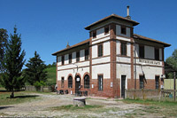 Singolarità architettoniche in stazione - Montechiaro d'Asti.
