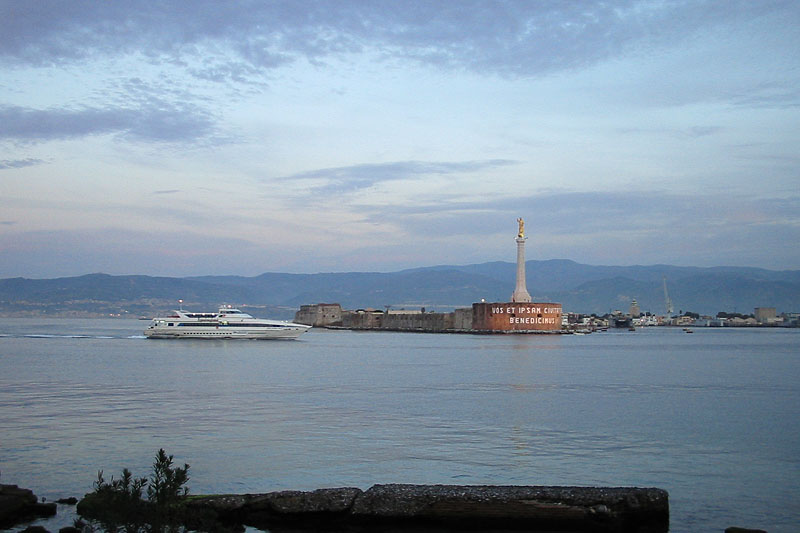 Messina - Il molo che chiude il porto