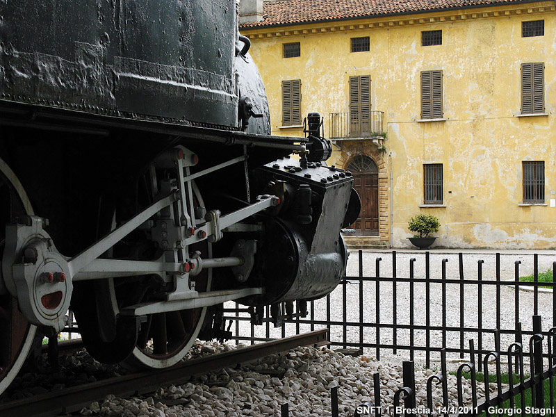 Locomotive monumento - SNFT 1.