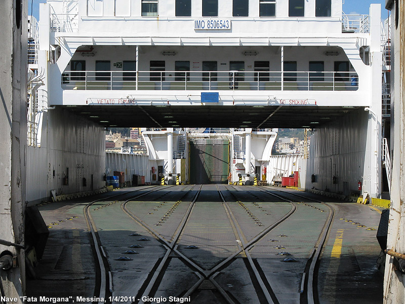 Attraverso lo stretto - Nave Fata Morgana.