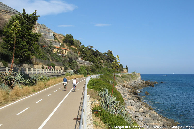 Binario o ciclopista? - Aregai di Cipressa.