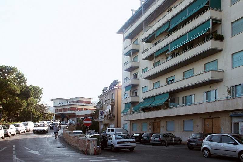 Loano - Viale di accesso lato mare