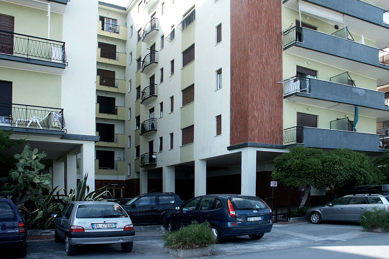 Palazzi fuori scala e fuori posto - Borghetto S. Spirito.