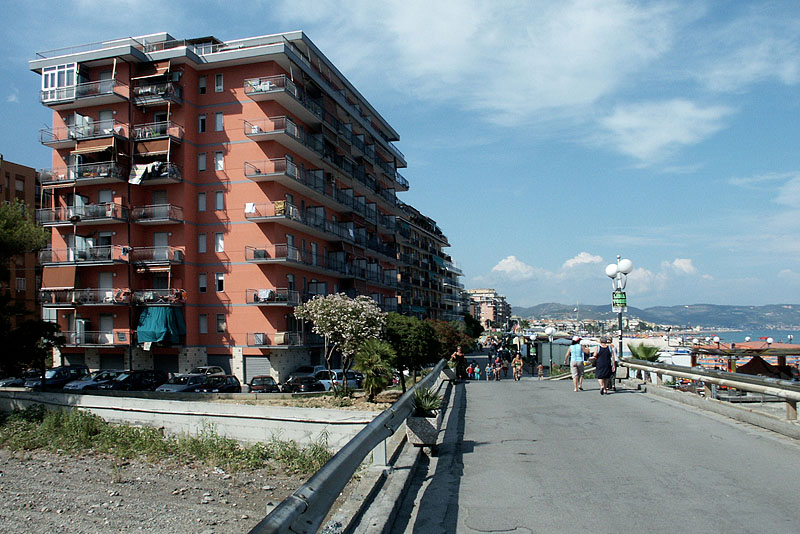 Palazzi fuori scala e fuori posto - Borghetto S. Spirito.