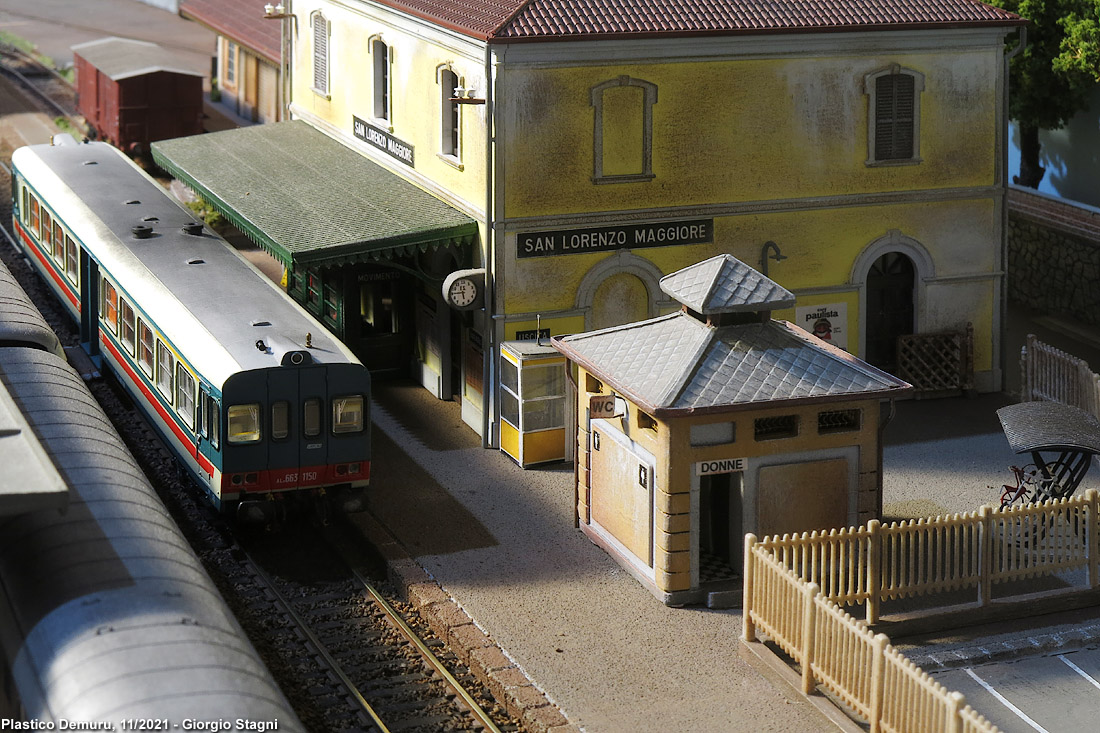 Plastico Demuru - ALn 663 in stazione.