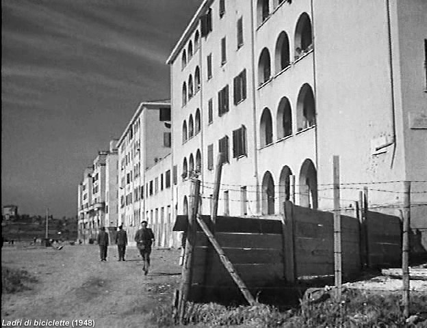 Ladri di biciclette (1948) - Frame 3
