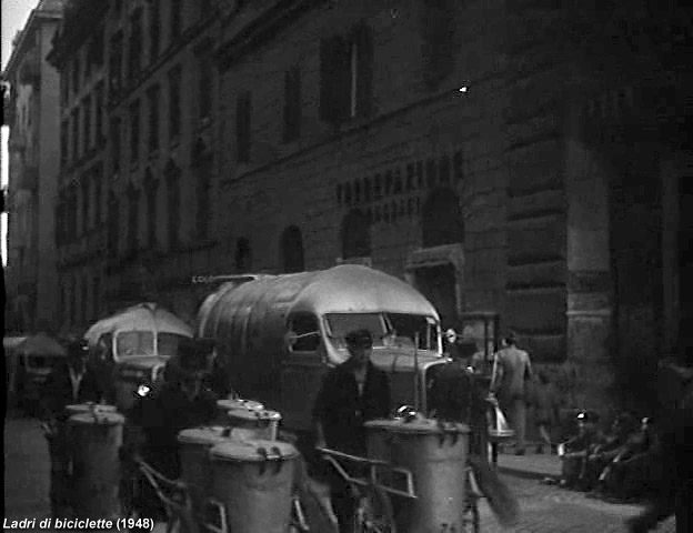 Ladri di biciclette (1948) - Frame 11