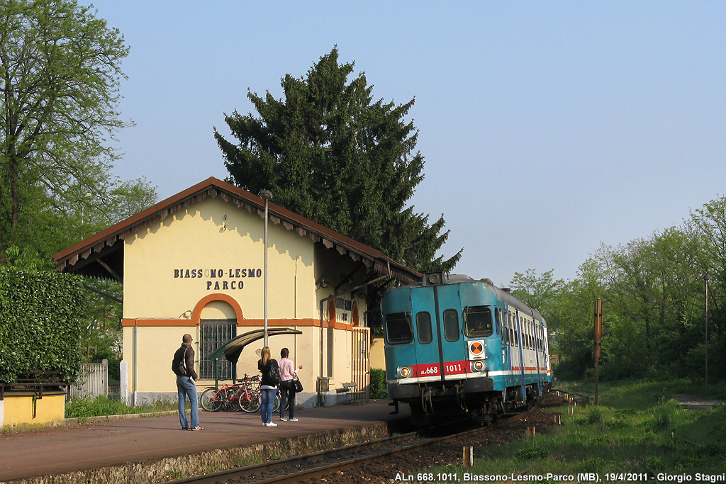 L'automotrice in stazione - Biassono-Lesmo.