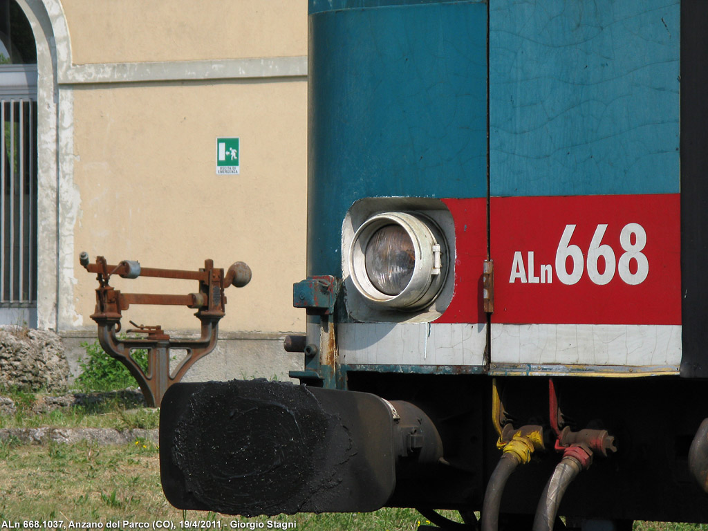 L'automotrice in stazione - Anzano del Parco.