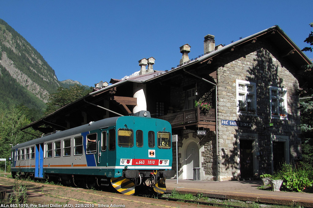L'automotrice in stazione - Pr S.Didier.