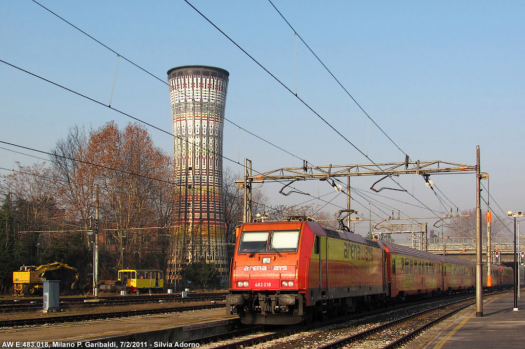 Un treno tutto arancio - Milano P. Garibaldi.