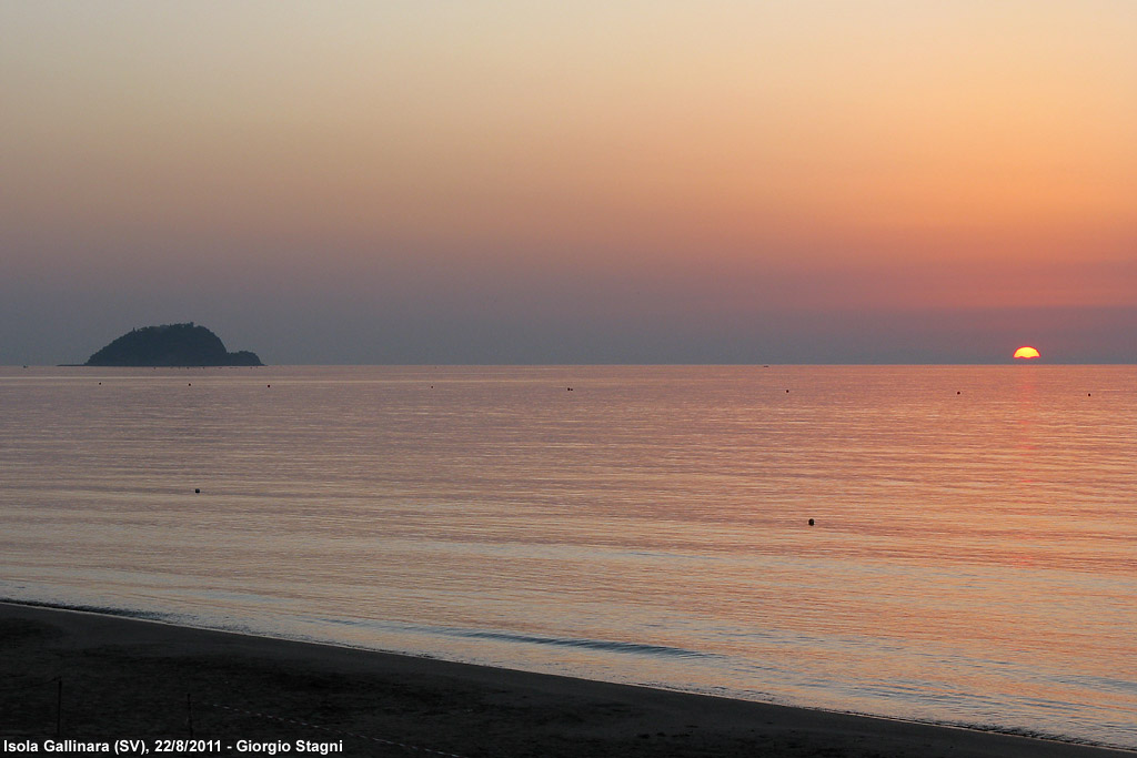 Guardando l'Isola Gallinara - Da Laigueglia.