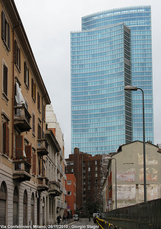 Milano, il cemento nuovo - Via Confalonieri.