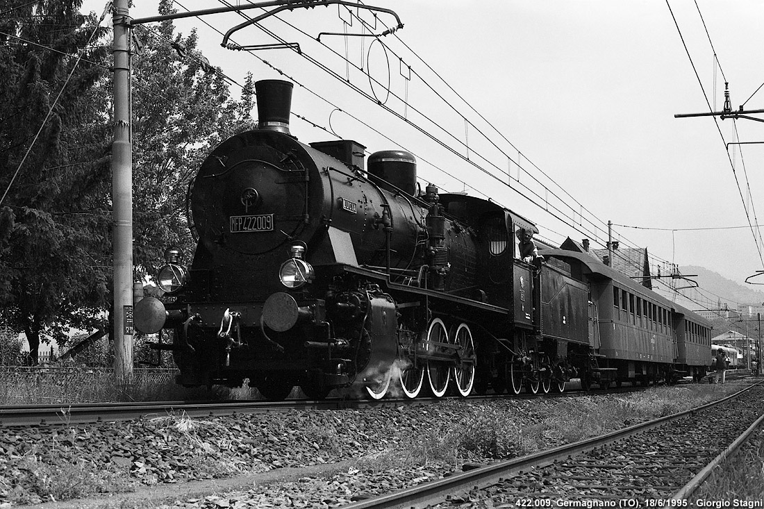 1995: la 422.009 a Lanzo - Germagnano.