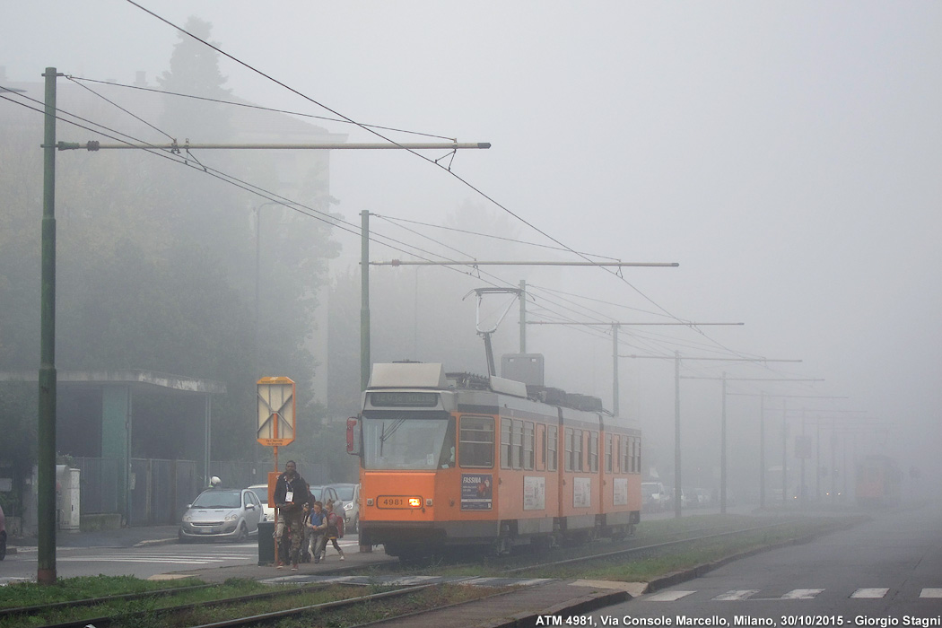 I colori dell'autunno in tram - Via Console Marcello.