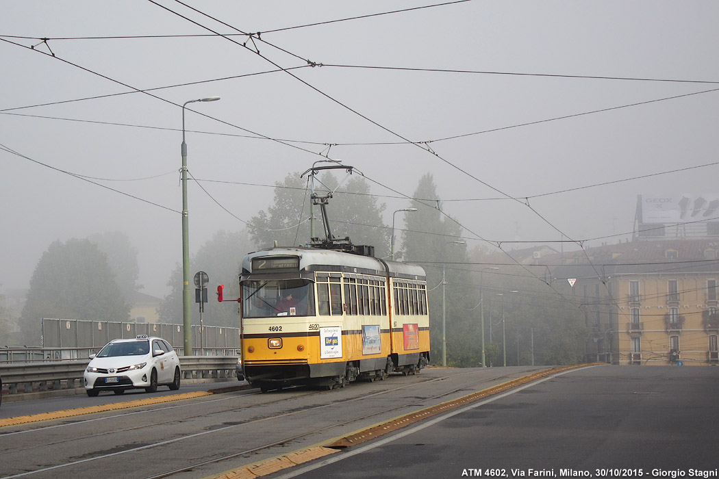 I colori dell'autunno in tram - Via Farini.