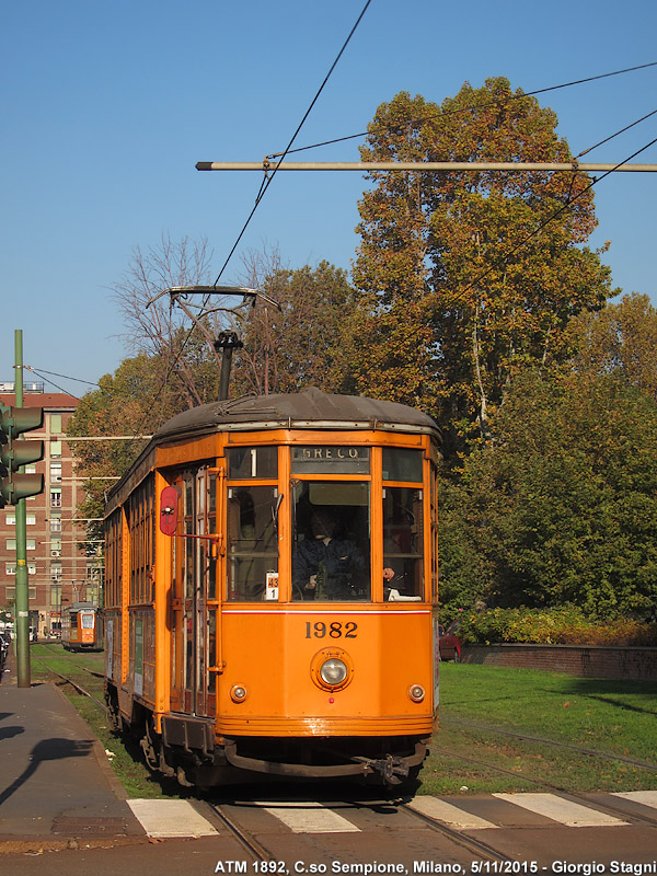I colori dell'autunno in tram - Corso Sempione.