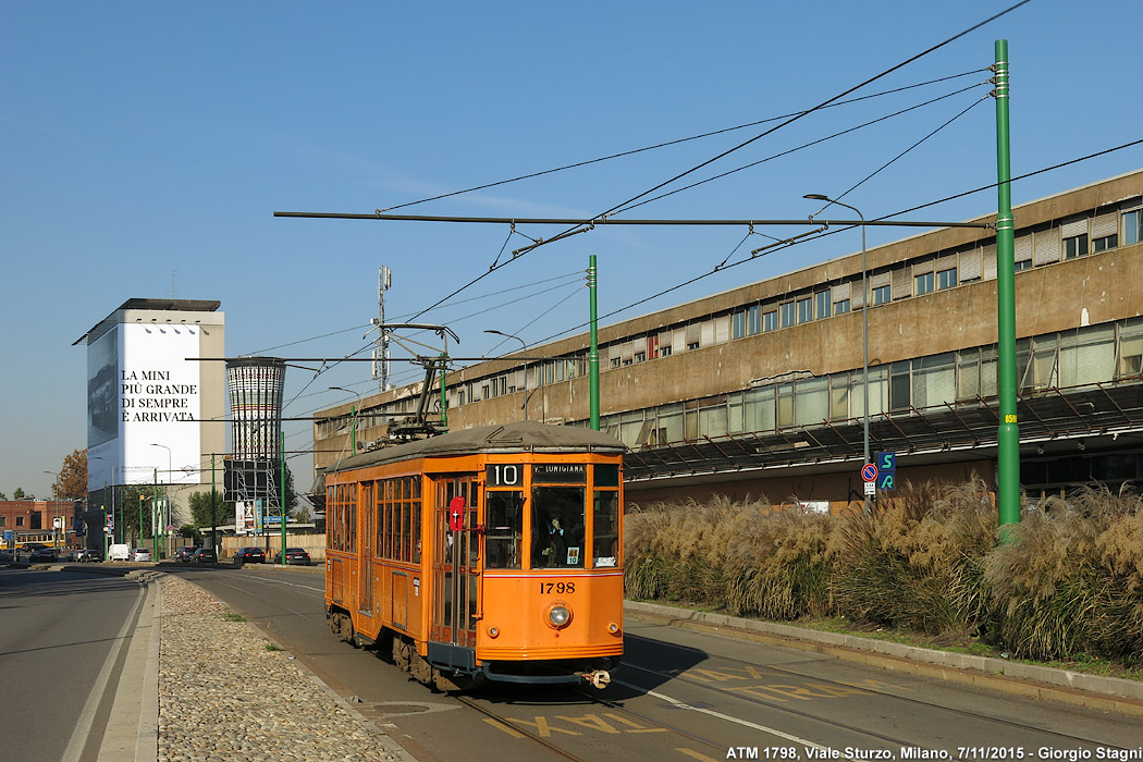 I colori dell'autunno in tram - Viale Sturzo.