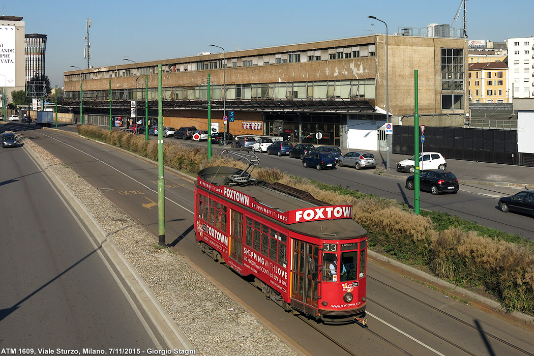 I colori dell'autunno in tram - Viale Sturzo.