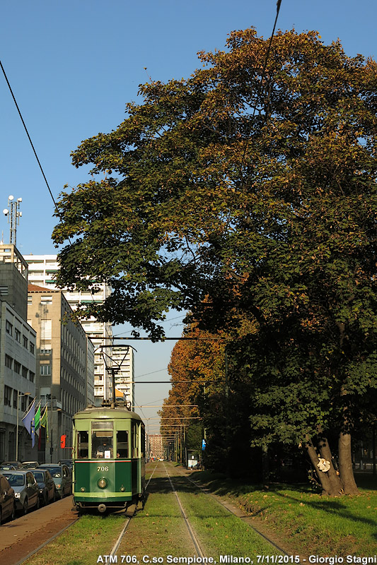 I colori dell'autunno in tram - Corso Sempione.