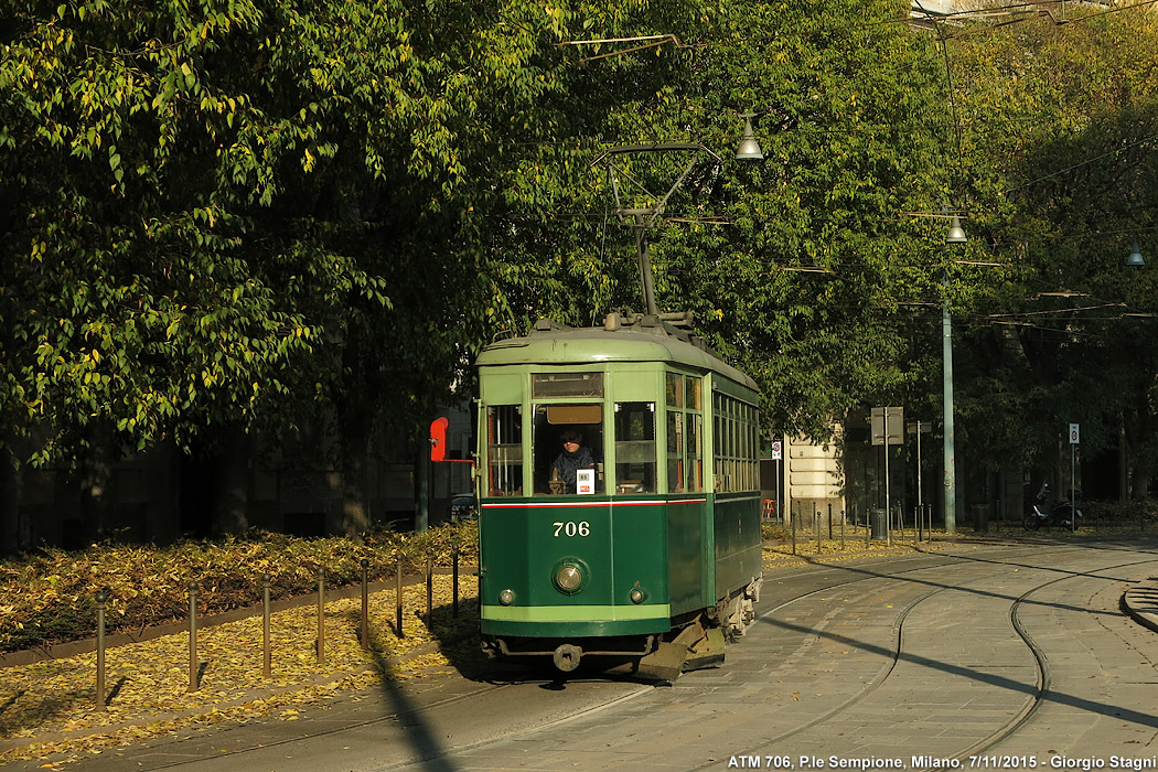 I colori dell'autunno in tram - P.le Sempione.