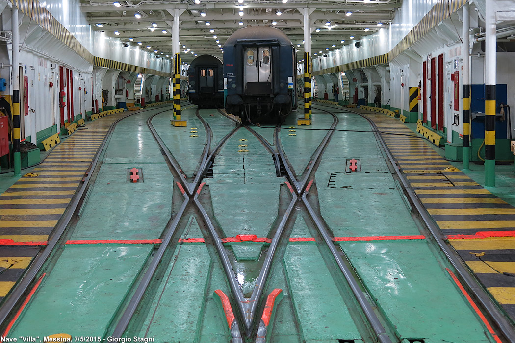 Ferry-Boat - Nave Villa (interno).