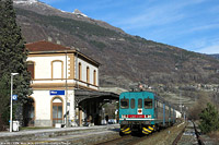 L'automotrice in stazione - Nus.