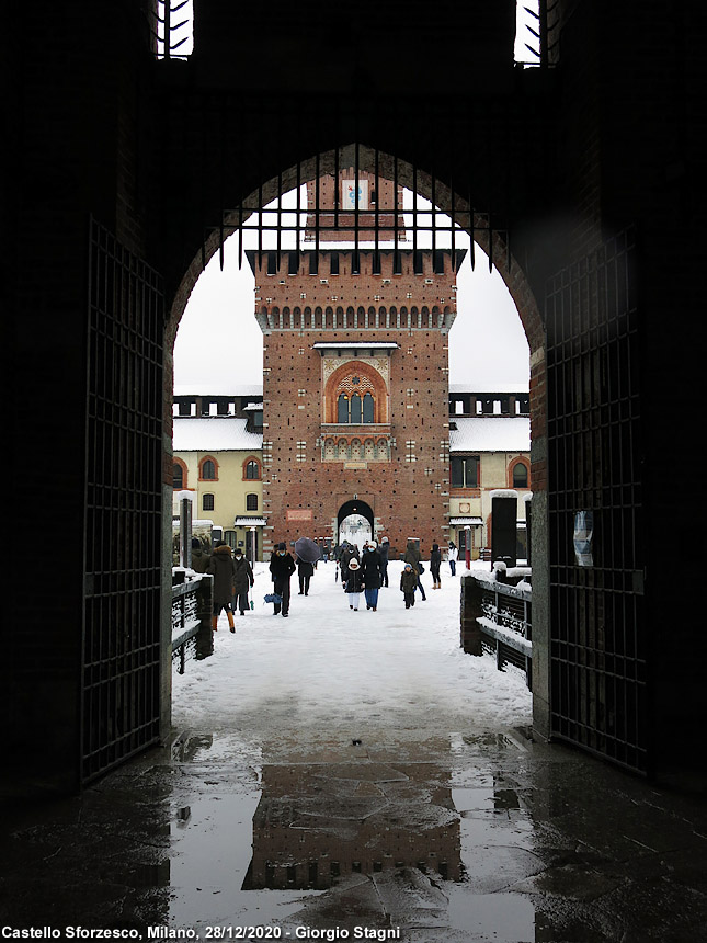 Dicembre 2020 in bianco e giallo - Castello Sforzesco.