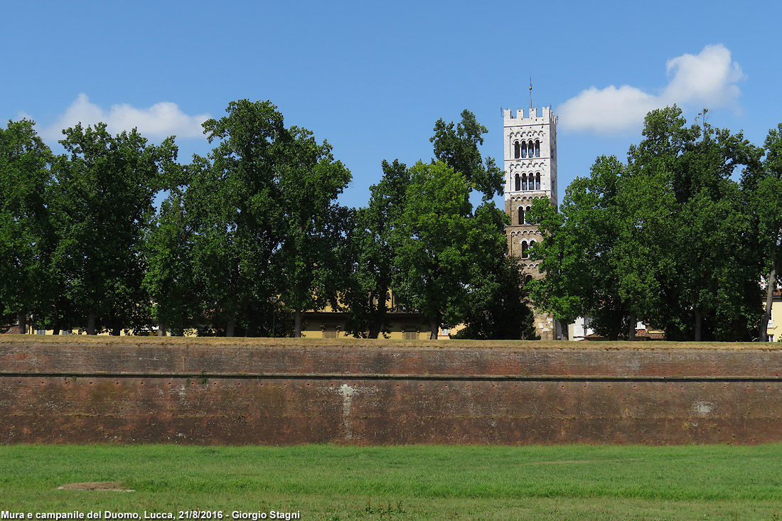Lucca - Duomo e mura.
