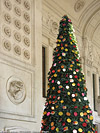 L'atrio e le scalinate - Albero di Natale.