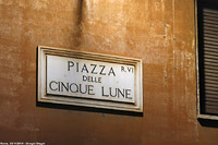 Vie a Roma - Piazza delle Cinque Lune.