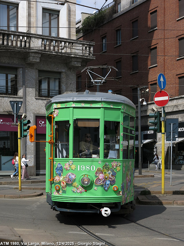 Tram 2025, molto colorati - Via Larga.