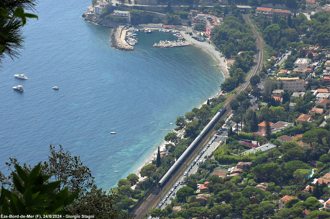 Il nuovo Treno Azzurro - Eze-Bord-de-Mer.