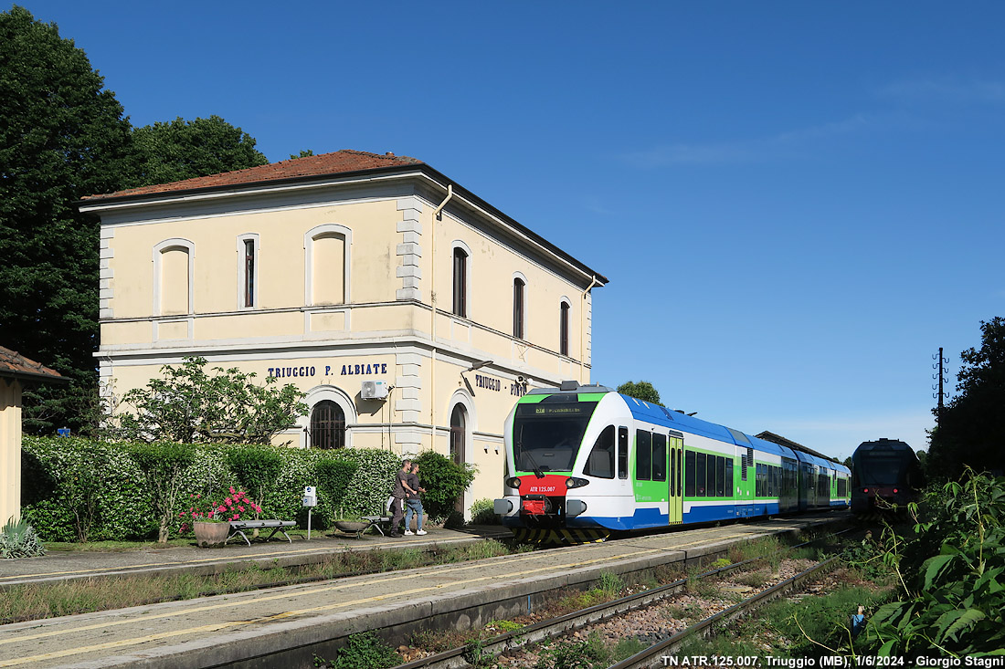L'automotrice in stazione - Triuggio.