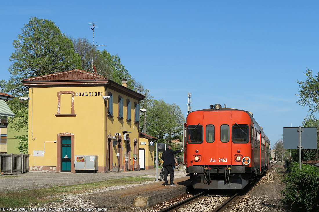 L'automotrice in stazione - Gualtieri.