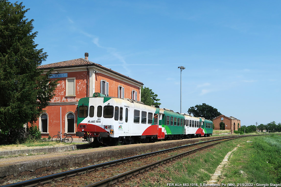 L'automotrice in stazione - S.Benedetto Po.