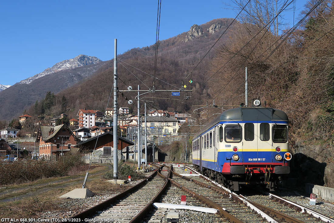 L'automotrice in stazione - Ceres.