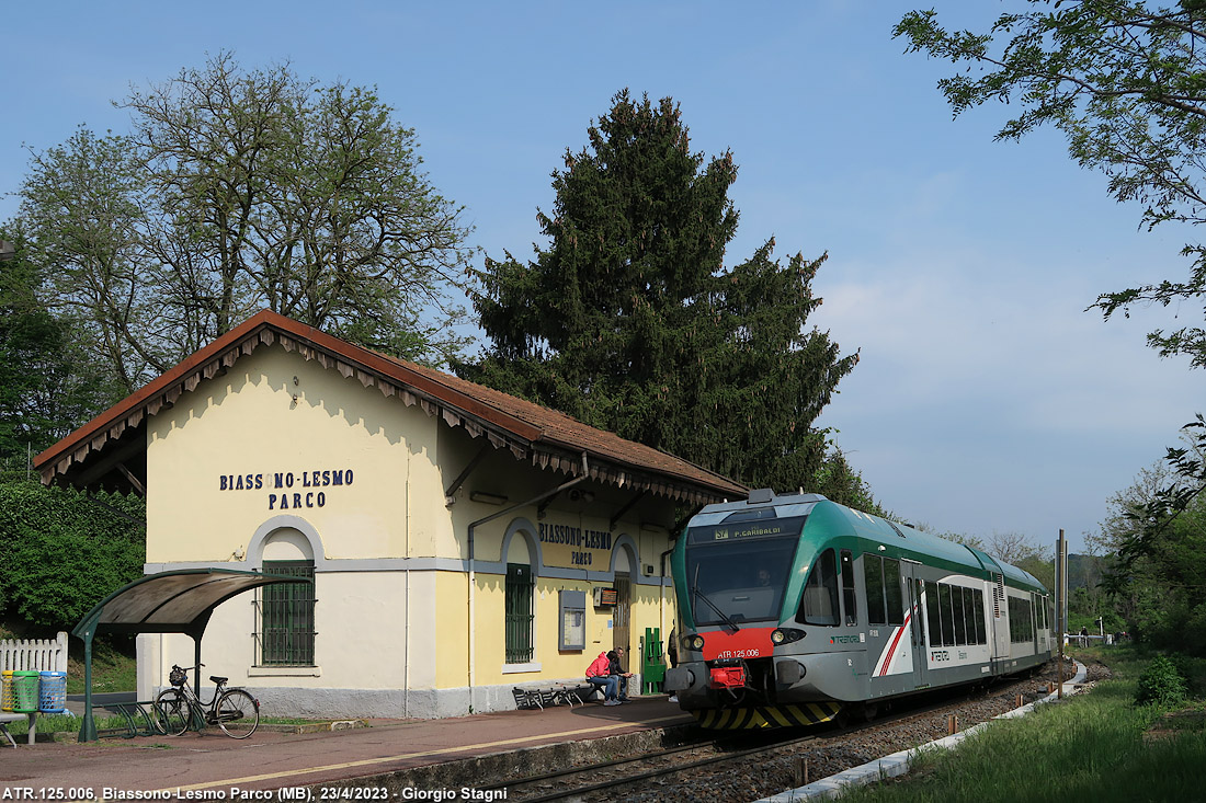 L'automotrice in stazione - Biassono-Lesmo Parco.