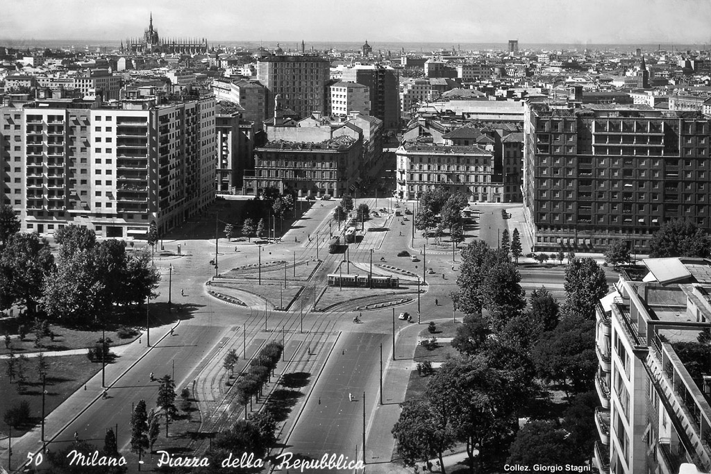 Tram a Milano - Piazza Repubblica.