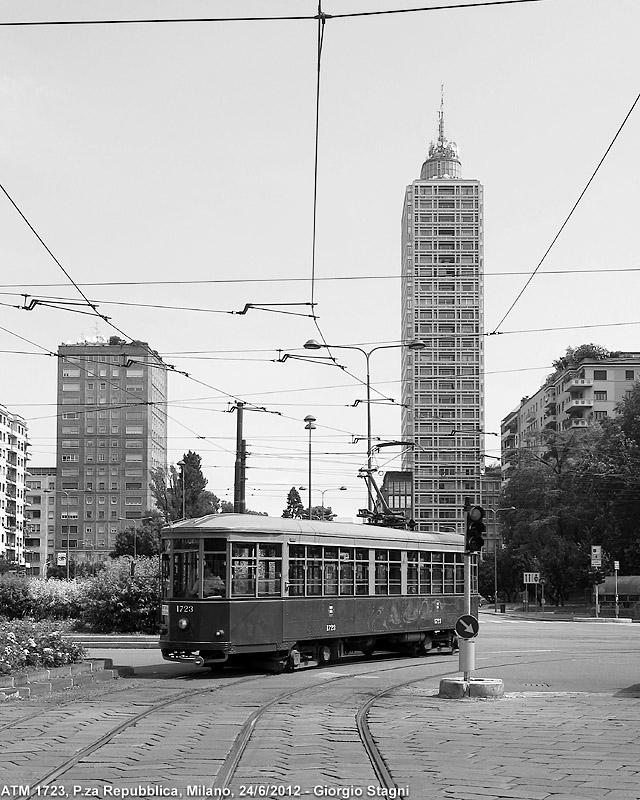 Bianco e nero - Piazza Repubblica.