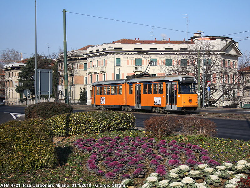 I binari verso la periferia - Piazza Carbonari.
