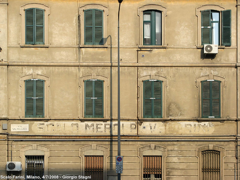 Iscrizioni sulla parete - Milano Farini.