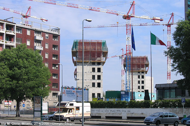 Milano, il cemento nuovo - Via M. Gioia.