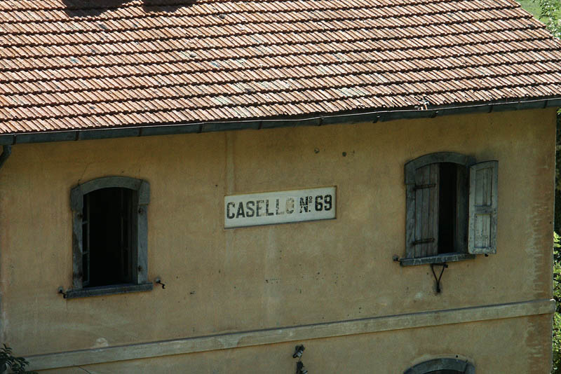 Cartelli bianchi - Casello presso Tenda.