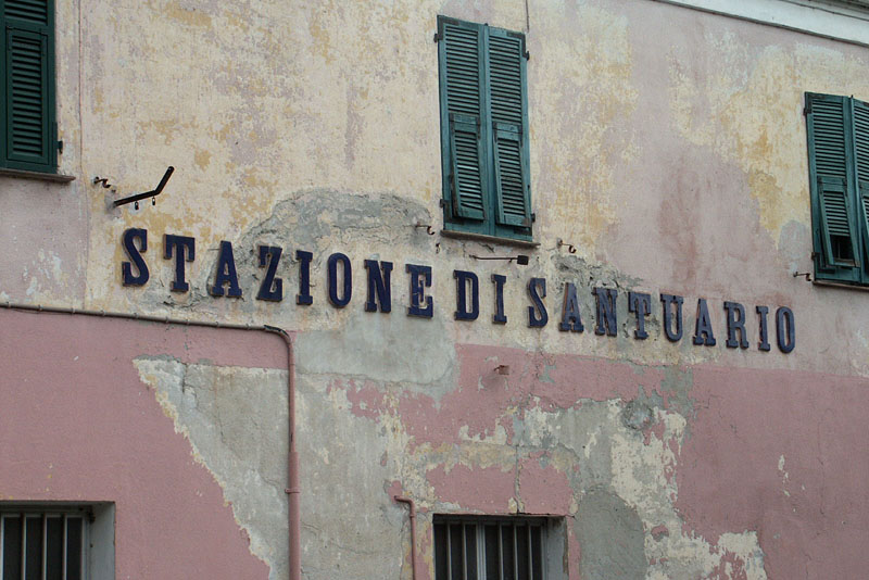 Iscrizioni sulla parete - Santuario, fronte paese.