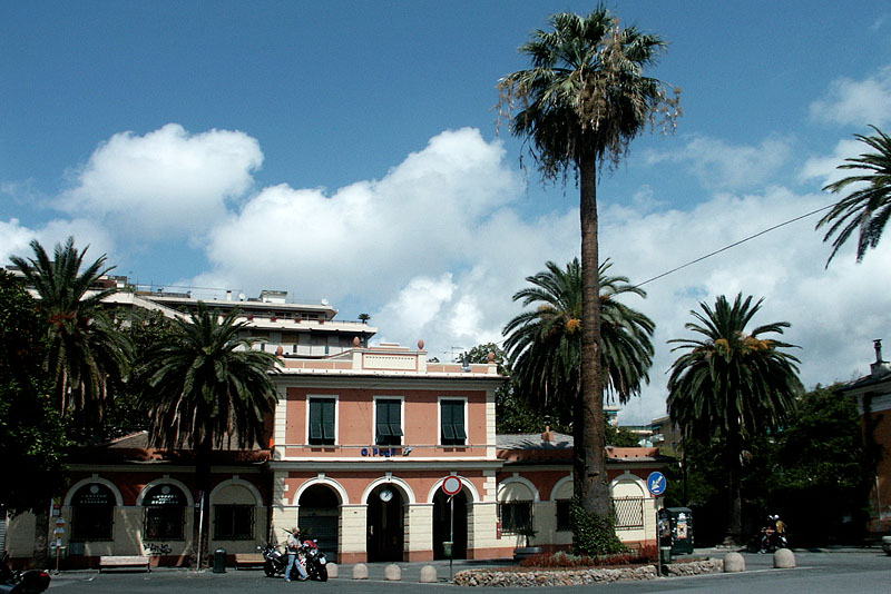 C'era una volta l'architettura ferroviaria - <i>[controesempio] </i>Genova Pegli.