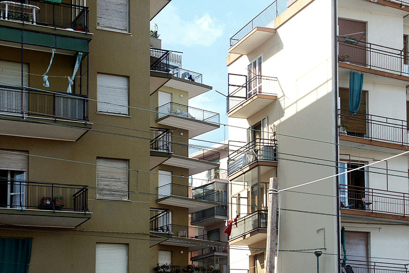 Palazzi fuori scala e fuori posto - Borghetto S. Spirito.