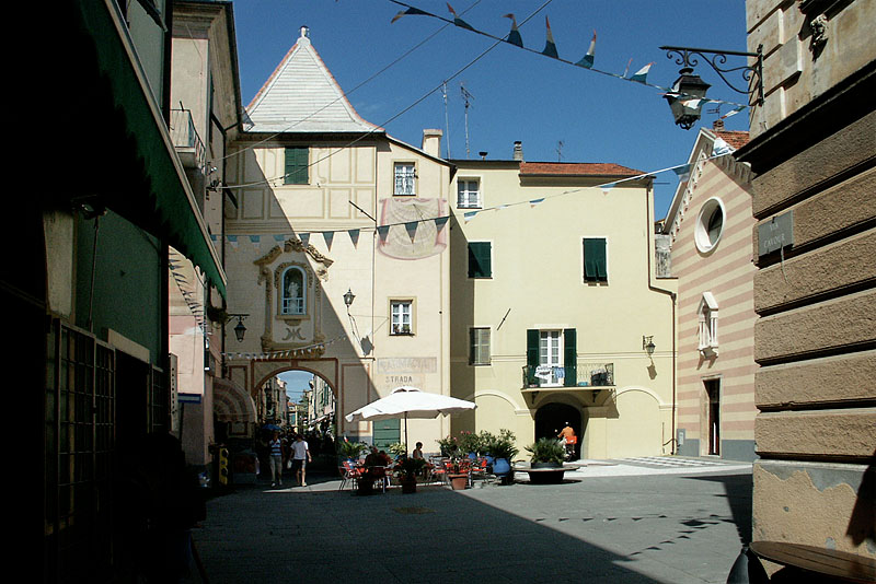 Palazzi fuori scala e fuori posto - <i>[controesempio] </i>Borghetto S. Spirito.