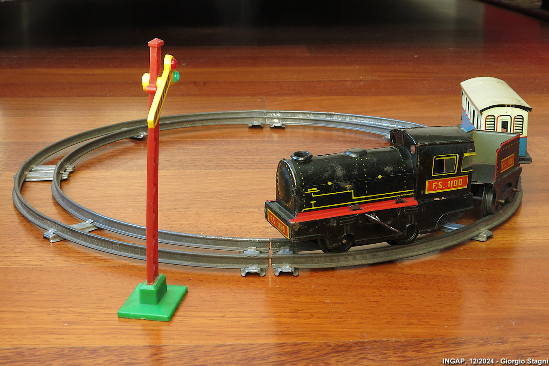 I treni INGAP a molla - Locomotiva e carrozza.